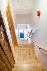 uma escada com pisos em madeira num quarto em Lisbon Chillout Apartments em Lisboa