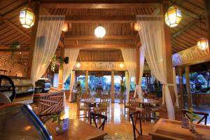 En restaurang eller annat matställe på Taulan Villa by Social Hideout