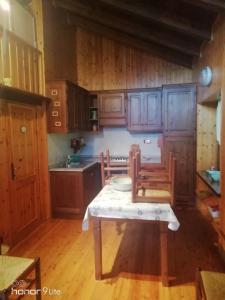 A kitchen or kitchenette at Ranch Dei Salassi del Suc