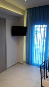 Televiisor ja/või meelelahutuskeskus majutusasutuses HOUSE DILENA TSIMTSIRI Luxury Apartment 1