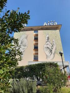 un murale sul lato di un edificio di LH Hotel Arca Street Art a Spoleto