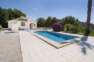 een villa met zwembad voor een huis bij Villa Empedrola in Calpe