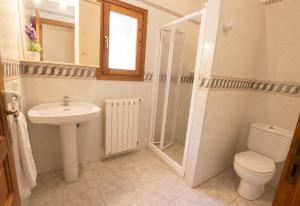 een badkamer met een wastafel, een toilet en een douche bij Villa Empedrola in Calpe +9 foto's