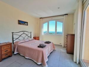 Un dormitorio con una cama y una ventana grande. en Casa Adela, en Begur 24 fotos más