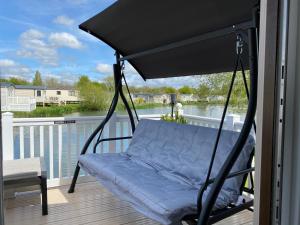 Gallery image of Auroras Dream Lodge - Hoburne Cotswolds Holiday Park in Cirencester
