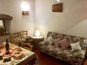 אזור ישיבה ב-Cottage Barbara with aircon, beautiful sea view by ToscanaTour