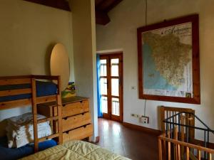 מיטה או מיטות קומותיים בחדר ב-Cottage Barbara with aircon, beautiful sea view by ToscanaTour