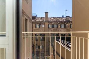 Aussicht aus dem Fenster eines Gebäudes in der Unterkunft Yourbanflat Porta Altinate in Padua