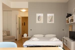 ein Schlafzimmer mit einem Bett und ein Wohnzimmer in der Unterkunft Yourbanflat Porta Altinate in Padua