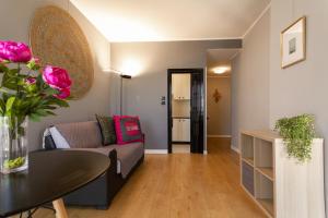salon z kanapą i stołem w obiekcie Yourbanflat Giotto w Padwie
