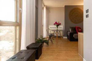 salon ze stołem i kanapą w obiekcie Yourbanflat Giotto w Padwie
