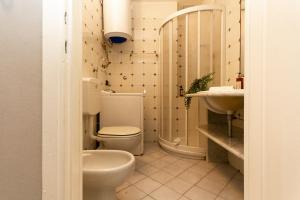 łazienka z toaletą i umywalką w obiekcie Yourbanflat Giotto w Padwie