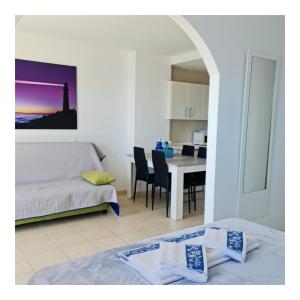 Schlafzimmer mit einem Bett und einem Tisch mit Stühlen in der Unterkunft Your Ocean Blue in Costa Calma