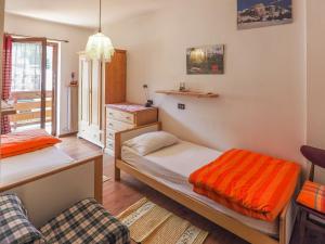 een slaapkamer met 2 bedden en een dressoir bij Casa Tubertini- Poletti in Moena