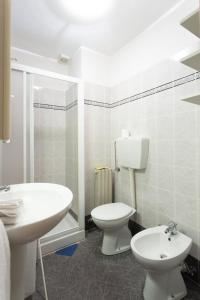 La salle de bains blanche est pourvue de toilettes et d'un lavabo. dans l'établissement MYHOUSE INN SAN DONATO - Affitti Brevi Italia, à Turin