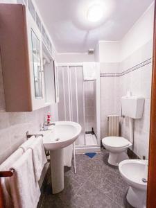 La salle de bains blanche est pourvue d'un lavabo et de toilettes. dans l'établissement MYHOUSE INN SAN DONATO - Affitti Brevi Italia, à Turin