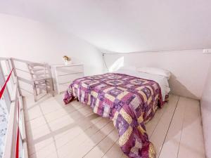 - une petite chambre avec un lit et une chaise dans l'établissement MYHOUSE INN SAN DONATO - Affitti Brevi Italia, à Turin