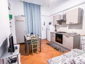 une cuisine avec une table et une salle à manger dans l'établissement MYHOUSE INN SAN DONATO - Affitti Brevi Italia, à Turin