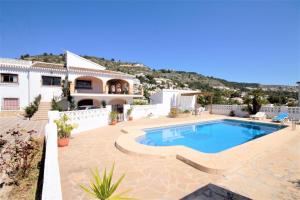 Bazén v ubytovaní Holiday Home Calas alebo v jeho blízkosti