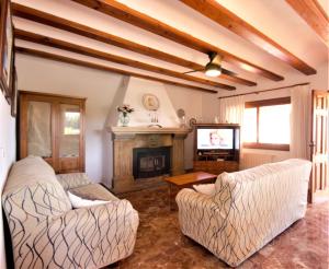 Televízia a/alebo spoločenská miestnosť v ubytovaní Holiday Home Calas