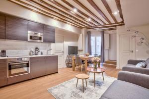 sala de estar con sofá y mesa en 02 - Urban Exclusive in Montorgueil, en París