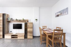Televízia a/alebo spoločenská miestnosť v ubytovaní Home2Book Duplex Callao Salvaje Beach & Wifi