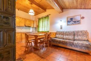 a living room with a couch and a table at Chalet Catinaccio in Soraga