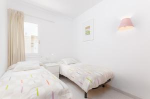 una camera con due letti e una finestra di YourHouse Solmarina Son Serra a Son Serra de Marina