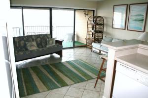 ein Wohnzimmer mit einem Sofa und einem Tisch in der Unterkunft Resort Attractions in Willis