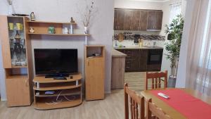 cocina con mesa y TV en Apartment Larissa, en Pomorie