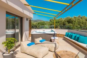 Balkón nebo terasa v ubytování Aphrodite Studios & Suites - 140m from the beach, by ZanteWize