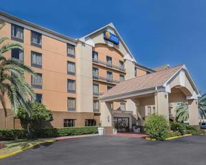 een hotelgebouw met een parkeerplaats ervoor bij Comfort Inn Southwest Fwy at Westpark in Houston