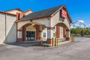 a store front with an empty parking lot at Econo Lodge At Six Flags in Austell