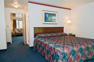 מיטה או מיטות בחדר ב-Sequim Bay Lodge