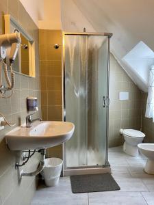 bagno con doccia, lavandino e servizi igienici di Ostello Old Milano a Milano