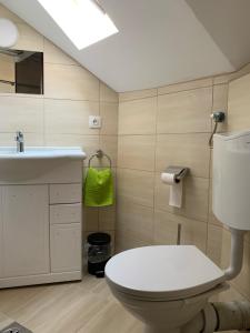 Kúpeľňa v ubytovaní Levendulakert Siófok Apartmanház