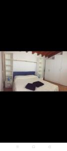 a picture of a bedroom with a bed at Appartamento il pozzo in Lecco