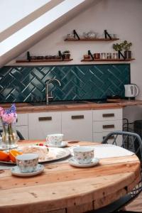 Kuchyň nebo kuchyňský kout v ubytování Loft Żuławy, apartament na wyłączność