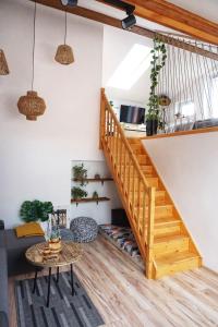 TV a/nebo společenská místnost v ubytování Loft Żuławy, apartament na wyłączność