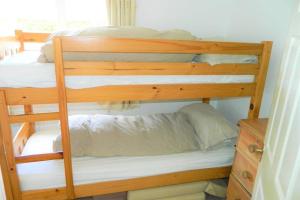 En eller flere senge i et værelse på Stockwood Holiday Bungalow