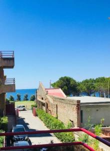 - un balcon offrant une vue sur un bâtiment et une rue dans l'établissement Casa Mare Milazzo - Lenzuoli e Asciugamani non inclusi nel prezzo, à Milazzo