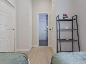 um quarto com uma prateleira preta e um corredor em Espoz y Mina III em Madrid