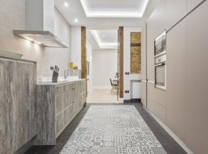 uma cozinha com um lavatório e uma bancada em Espoz y Mina III em Madrid