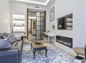 uma sala de estar com um sofá e uma mesa em Espoz y Mina III em Madrid