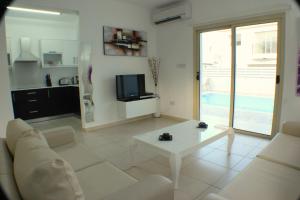 TV a/nebo společenská místnost v ubytování Palm Tree Villas