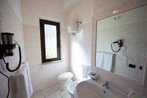 biała łazienka z toaletą i umywalką w obiekcie B&B Esterita w mieście Parghelia +37 zdjęć