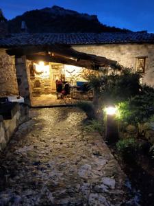 una vista al exterior de una casa por la noche en Mulino Sandaci - Casa Vacanze en Montefotogno