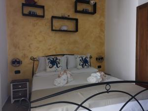 Łóżko lub łóżka w pokoju w obiekcie B&B Medusa House Gallipoli