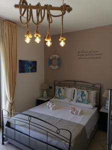 Łóżko lub łóżka w pokoju w obiekcie B&B Medusa House Gallipoli