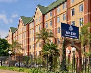 duży ceglany budynek z znakiem przed nim w obiekcie ANEW Hotel Centurion Pretoria w mieście Centurion